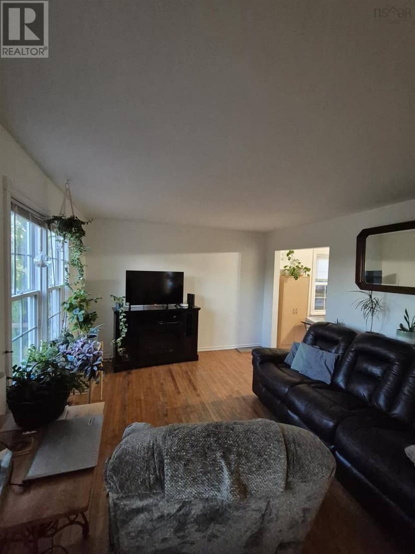65 Munroe Avenue — photo 13 of 35
