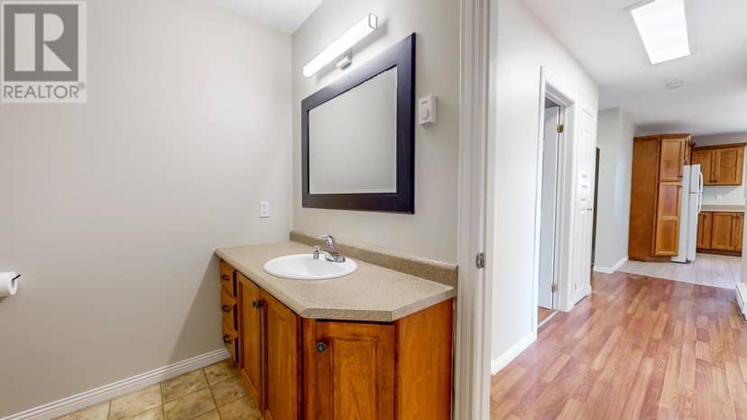 132 St.Thomas Line — photo 15 of 40