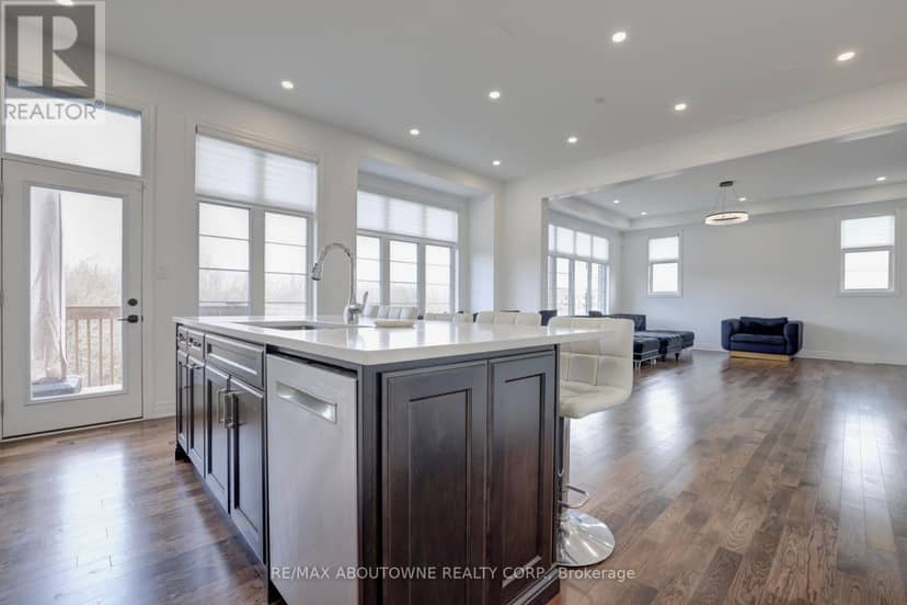 1416 Ford Strathy Crescent — photo 9 of 31