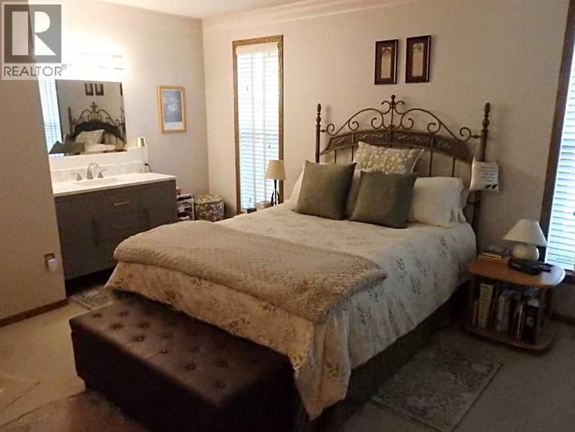 5243 66 Street — photo 25 of 40