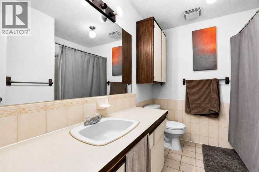 53 Queen Isabella Close SE — photo 14 of 40
