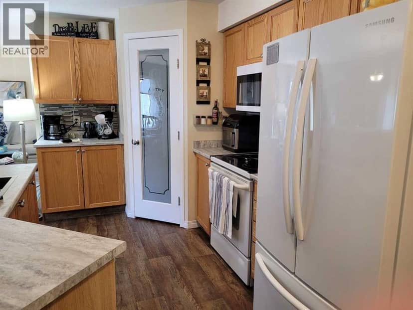 320, 1632 Saamis Drive NW, Medicine Hat, photo 3