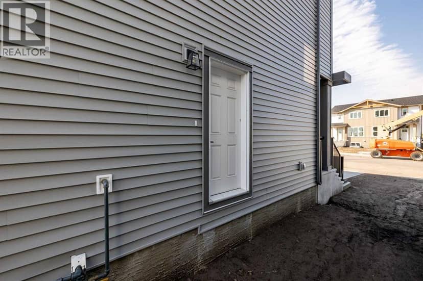 978 Edgefield Avenue, Strathmore, photo 2