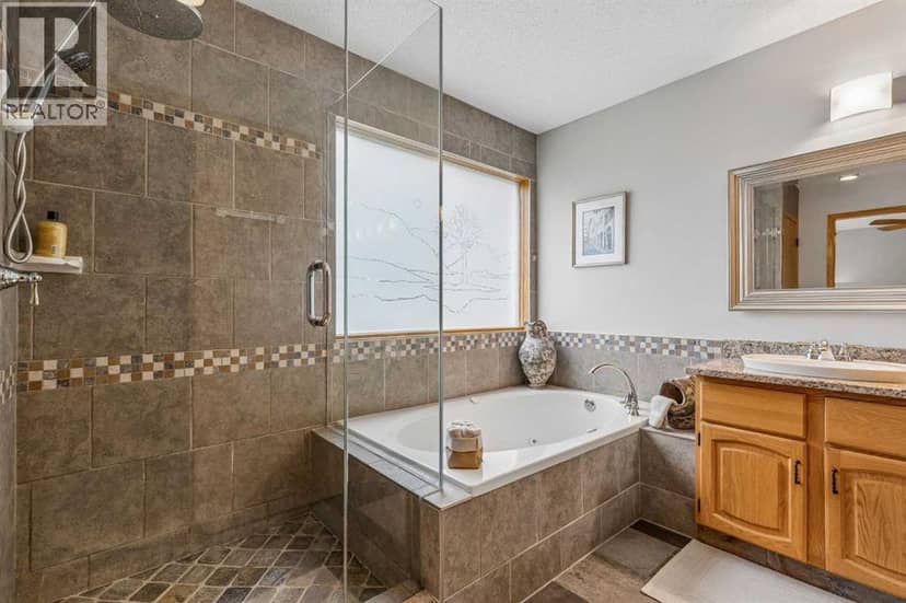 187 Hampshire Close NW — photo 34 of 40