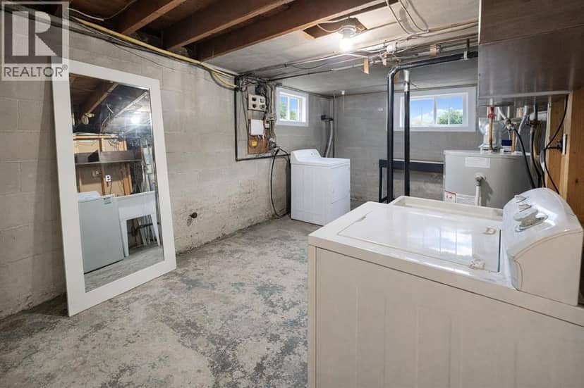 326 27 Avenue NE — photo 20 of 21