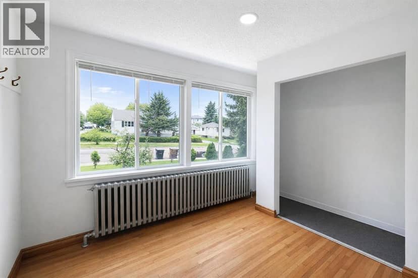 326 27 Avenue NE — photo 11 of 21