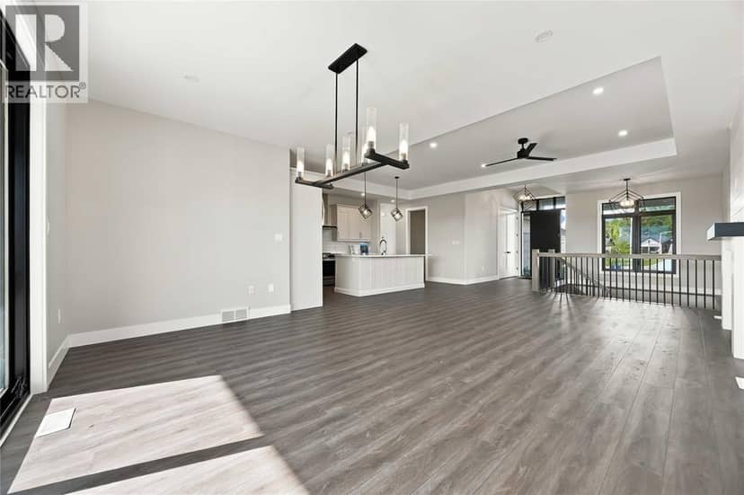 6747 Griffin Drive — photo 9 of 40
