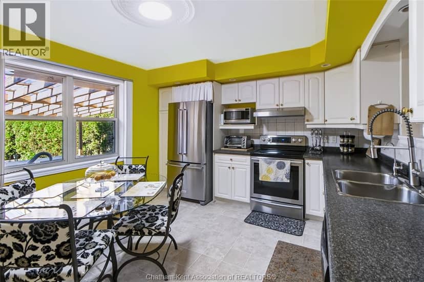 913 St George STREET — photo 11 of 40