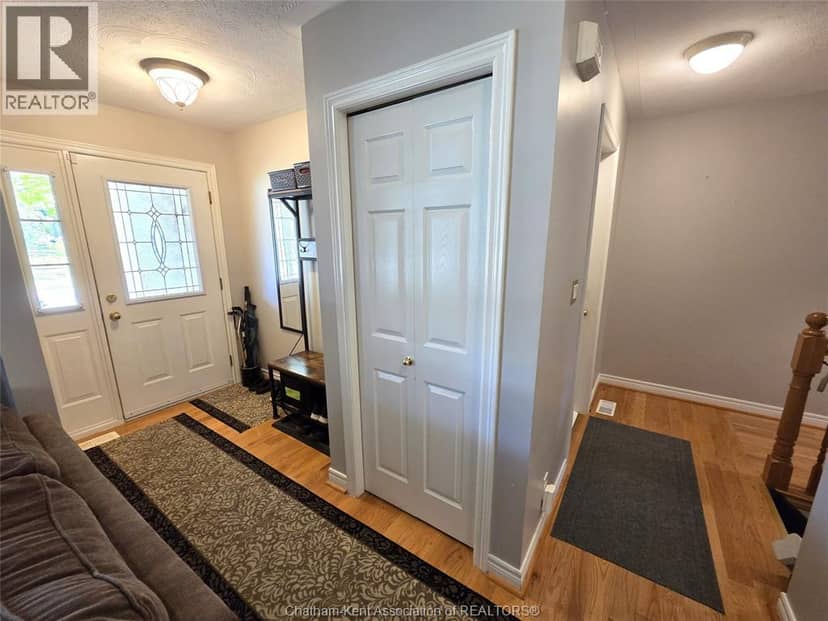 913 St George STREET — photo 5 of 40