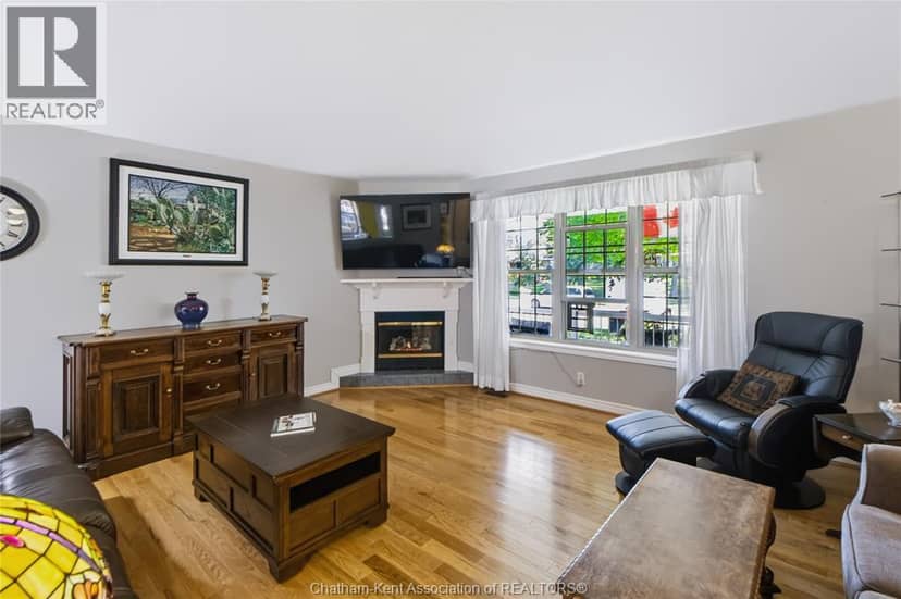 913 St George STREET — photo 8 of 40