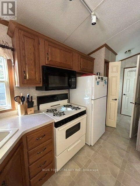 118 - 76735 Wildwood Line, Bluewater, photo 8
