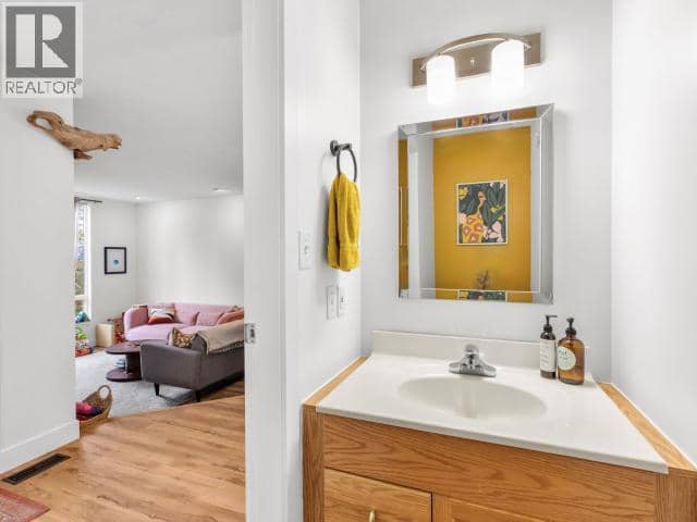 9-75 Thompson Road — photo 17 of 32