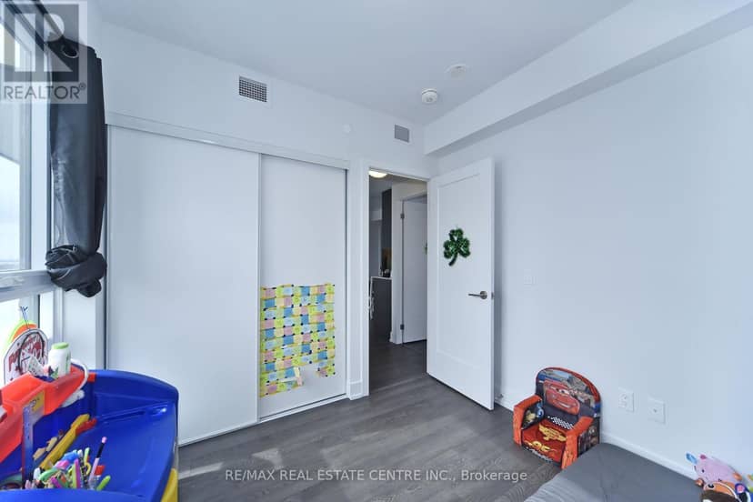 1216 - 2550 Simcoe Street — photo 32 of 40
