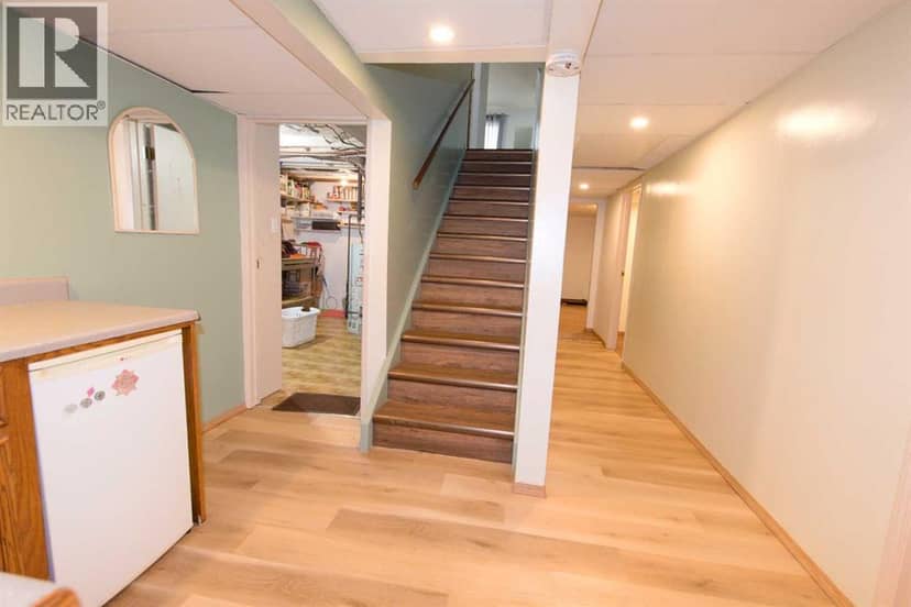 96 Simpson Crescent SE — photo 16 of 31