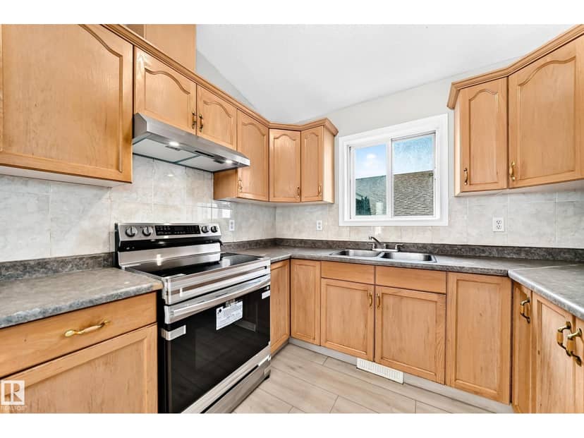 9518 106 AV NW — photo 13 of 40