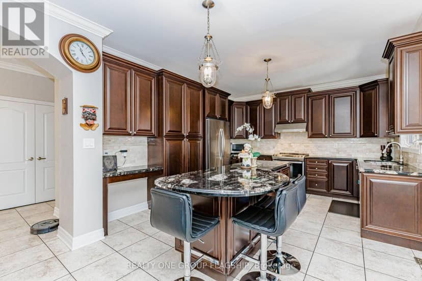 715 Casarin Crescent — photo 12 of 40