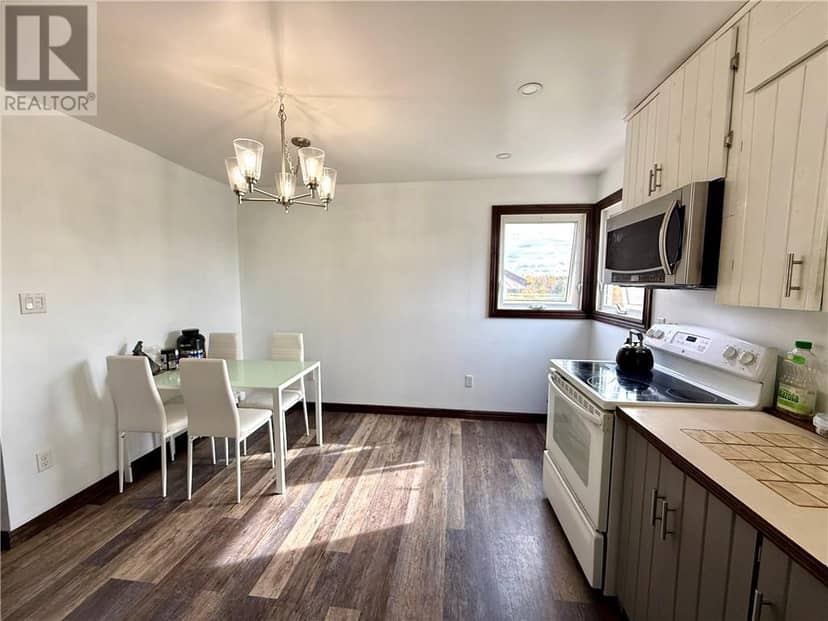 54 Maple Crescent — photo 9 of 25
