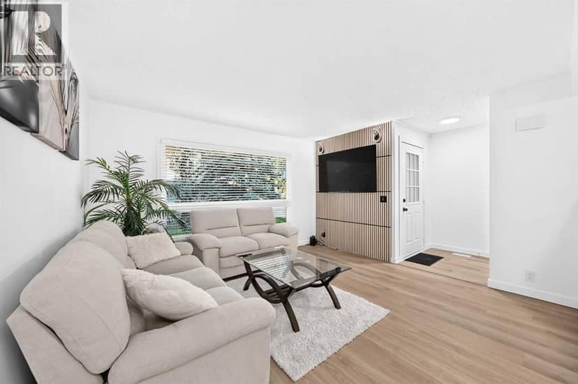 135 Woodsman Lane SW, Calgary, photo 2