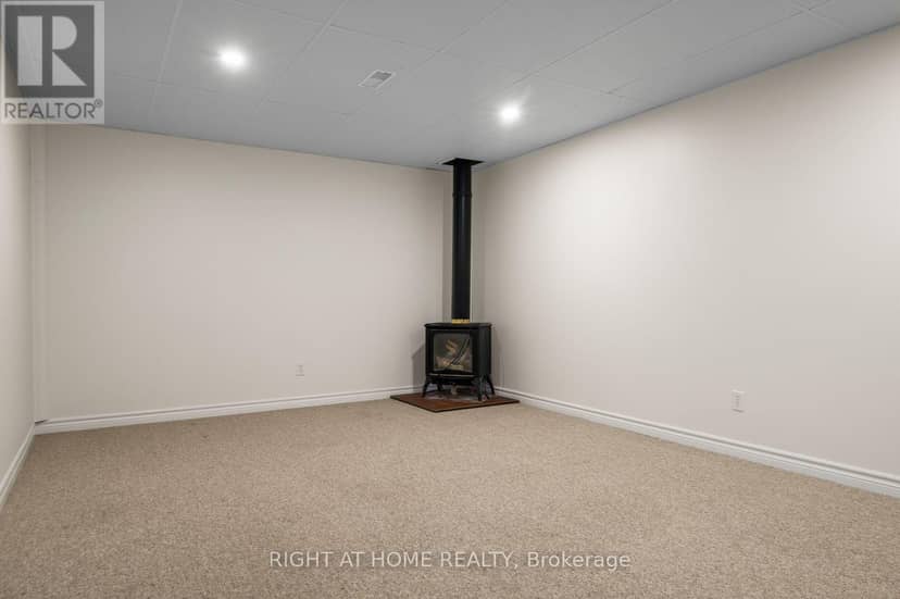 21 Crescent Moon Lane — photo 33 of 40