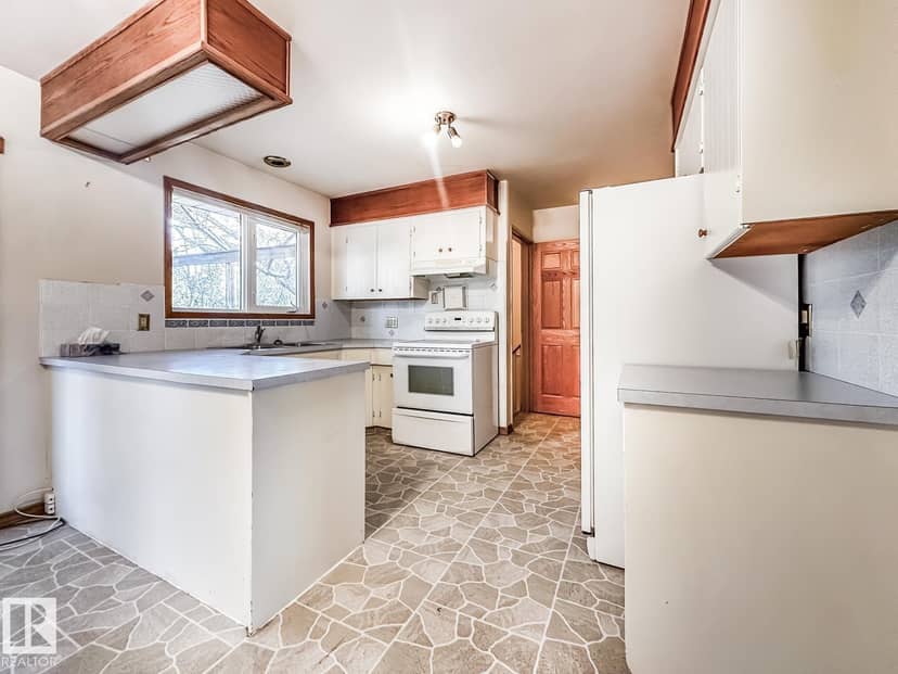 5812 105 AV NW — photo 14 of 40