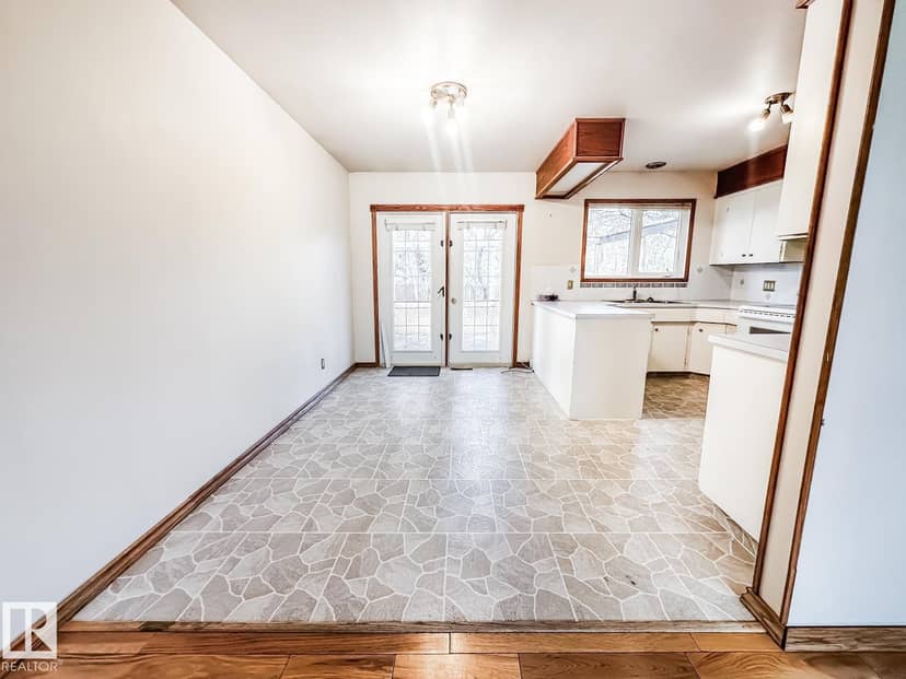 5812 105 AV NW — photo 11 of 40