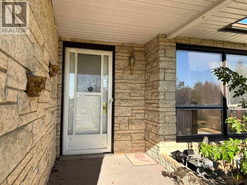 808 4 Avenue W, Brooks, photo 3
