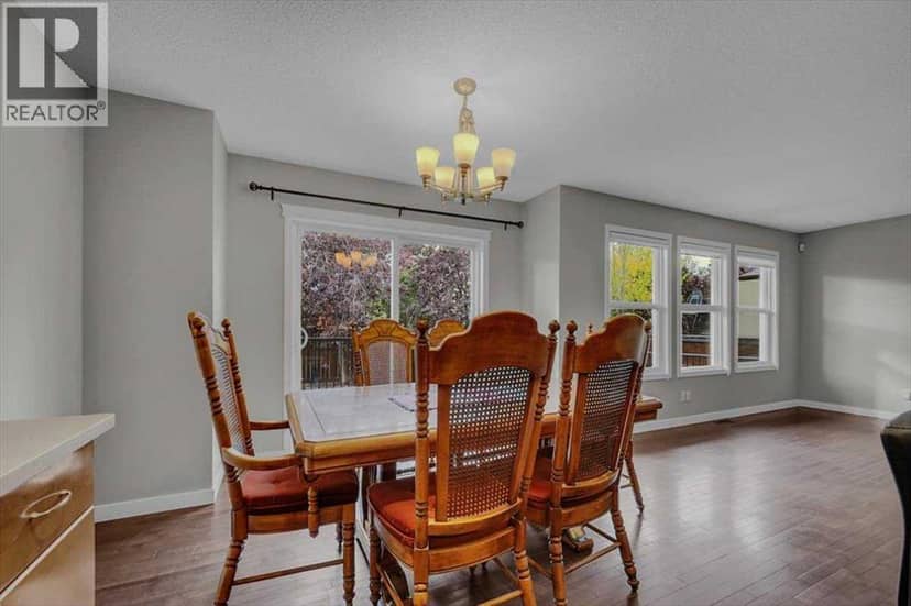 134 Autumn Close SE — photo 10 of 38