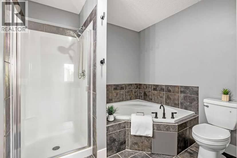 195 Cranwell Crescent SE — photo 26 of 37