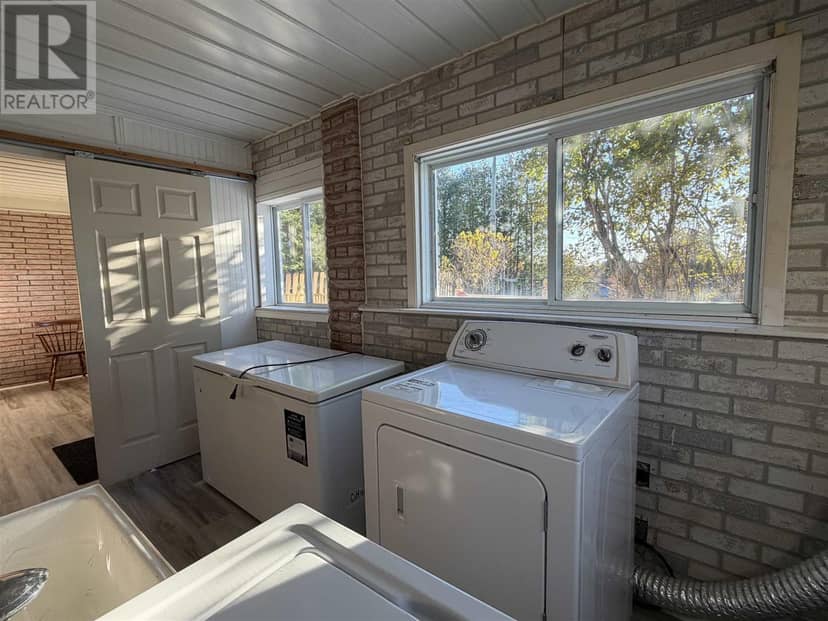 221 Hillside DR S — photo 14 of 39