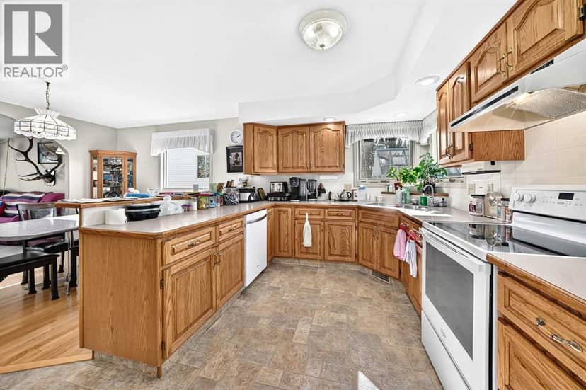 4310 60 Avenue — photo 7 of 40