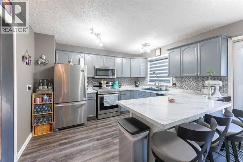 43 Ash Street W — photo 4 of 25