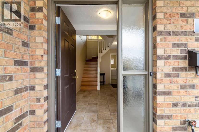 76 Coachway Gardens SW, Calgary, photo 3