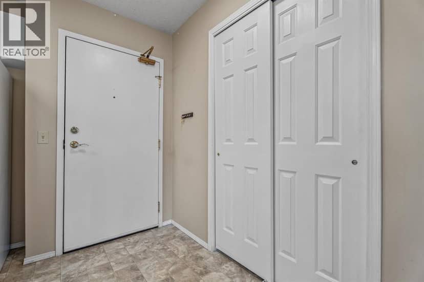210, 102 Centre Court, Okotoks, photo 2