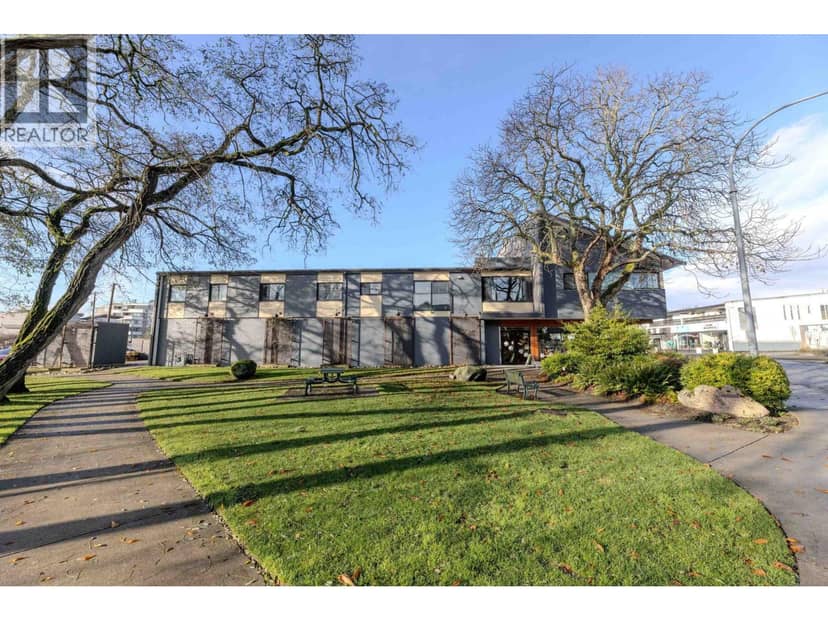 5641 COWRIE STREET, Sechelt, photo 2