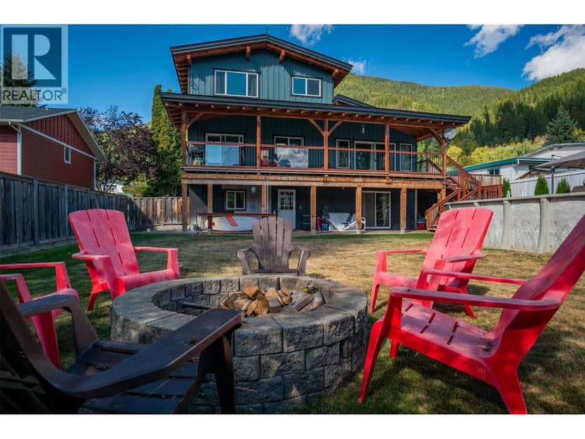 422 View Street, Kaslo