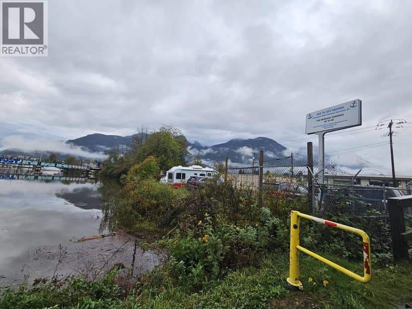 1570 PEMBERTON AVENUE, Squamish, photo 3