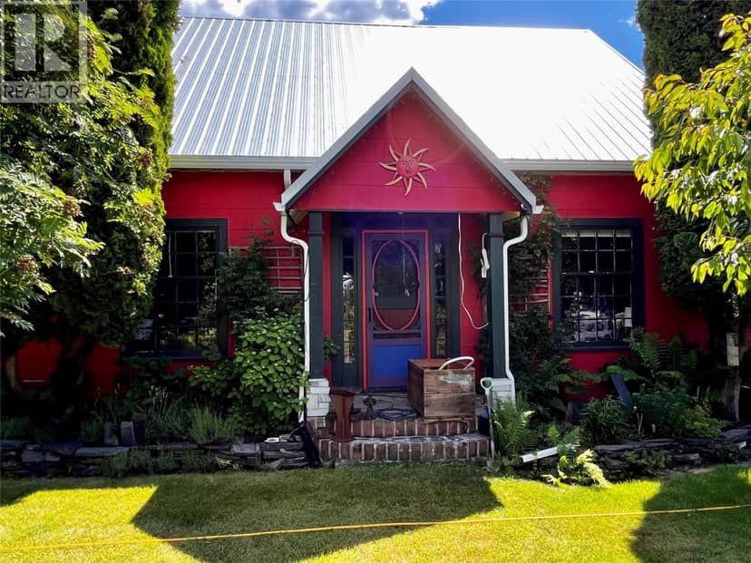 203 4th Avenue NW, Nakusp
