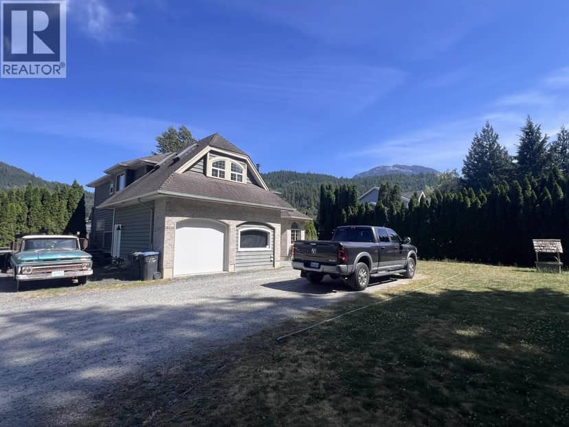 38940 LOGGERS LANE, Squamish, photo 2