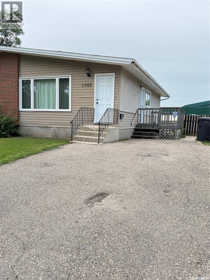 1305 Park AVENUE, Weyburn, photo 2