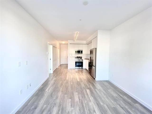102 15858 FRASER HIGHWAY, Surrey, photo 4