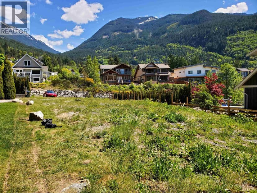 685 COPPER DRIVE, Squamish, photo 2