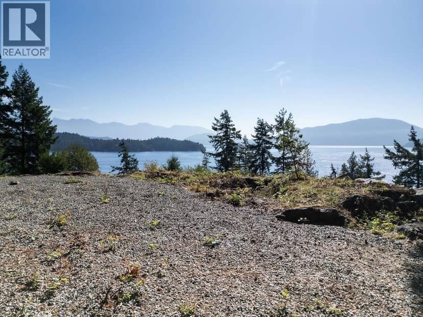 1573 SMITH ROAD, Gibsons, photo 2