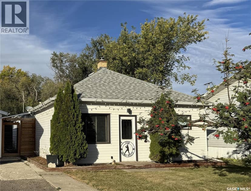 307 6th AVENUE E, Biggar
