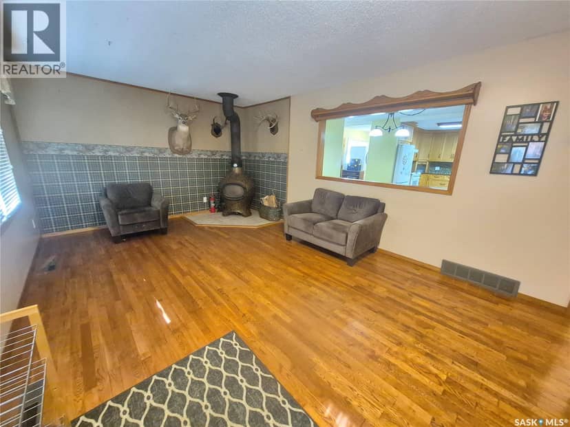 633 Beckwell AVENUE, Radville, photo 2
