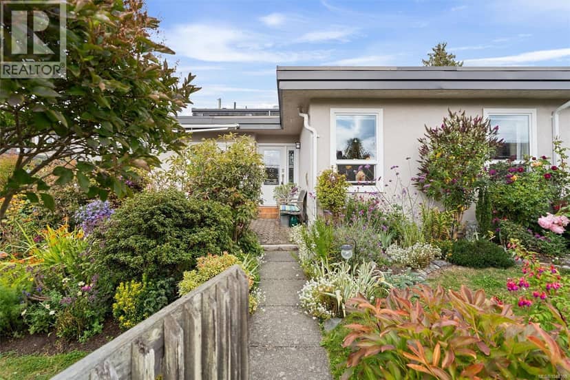 7 3060 Harriet Rd, Saanich