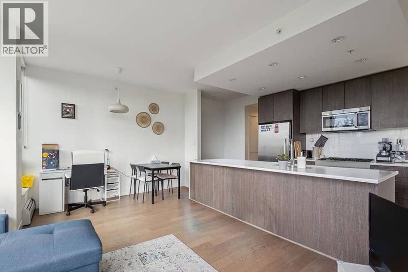 702 9060 UNIVERSITY CRESCENT, Burnaby