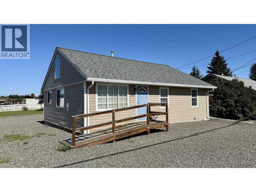 320 FIRST AVENUE, 100 Mile House, photo 2