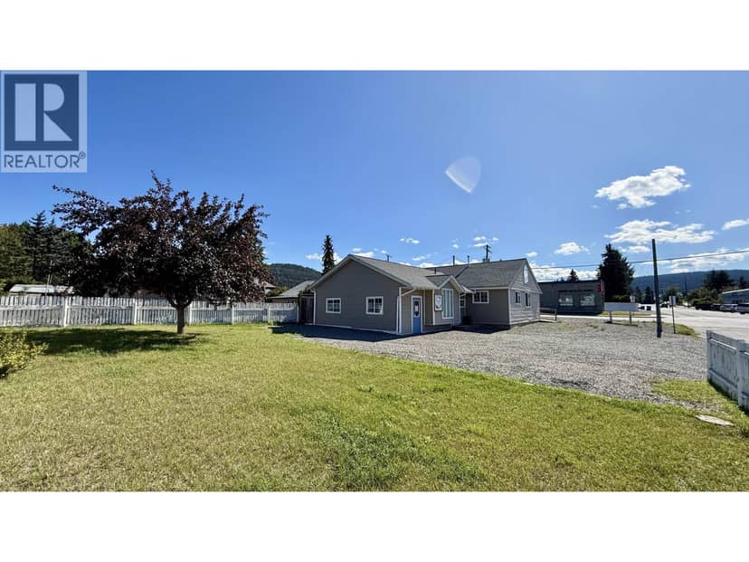 320 FIRST AVENUE, 100 Mile House, photo 3