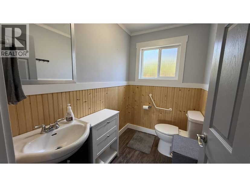 320 FIRST AVENUE, 100 Mile House, photo 6