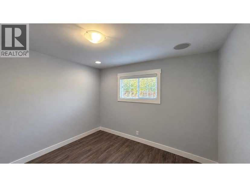320 FIRST AVENUE, 100 Mile House, photo 8